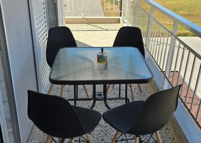 Lina's Beachfront By Optimum Link דירה *